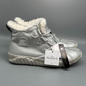 Disney X Sorel Frozen 2 Out N About III Womens 9 Silver Duck Boot Fur Lined NEW